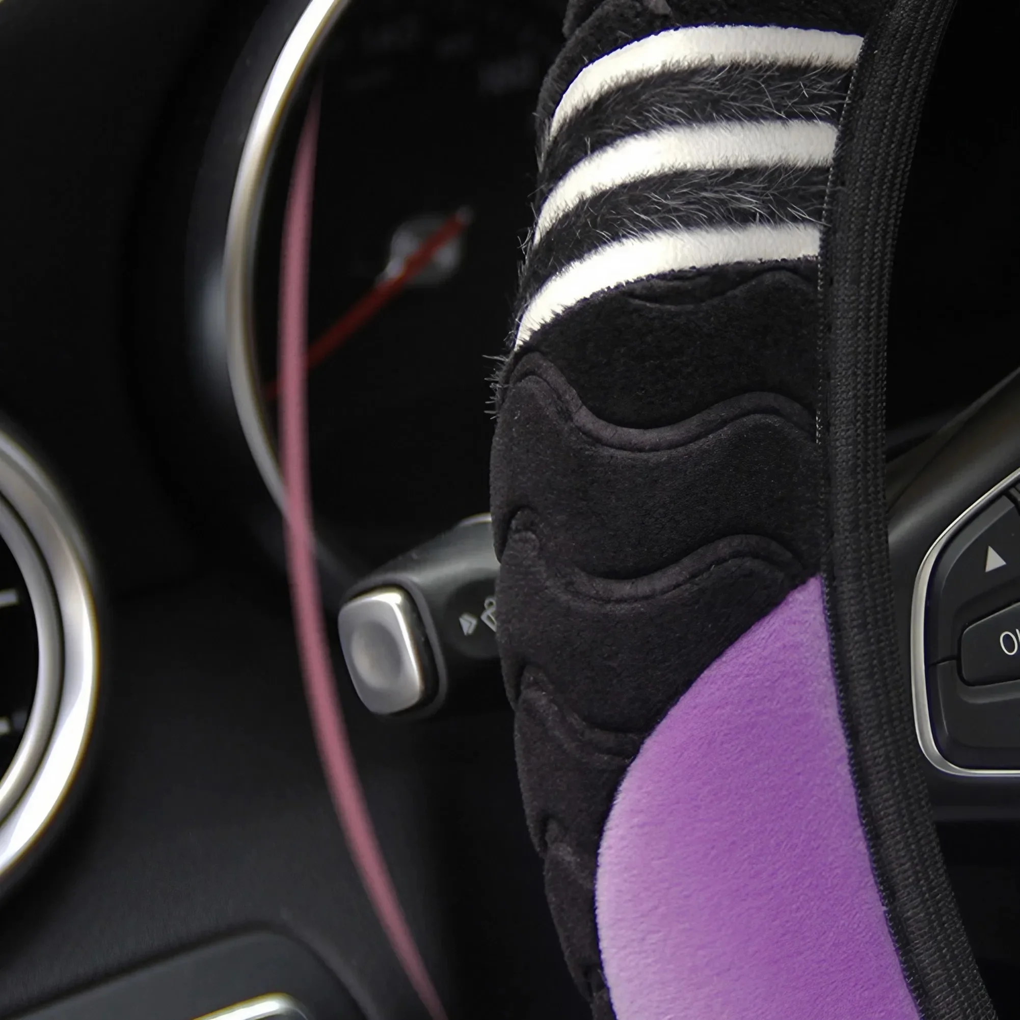 Protector universal antideslizante del volante del coche del cuero de la PU transpirable, accesorios de la decoración interior